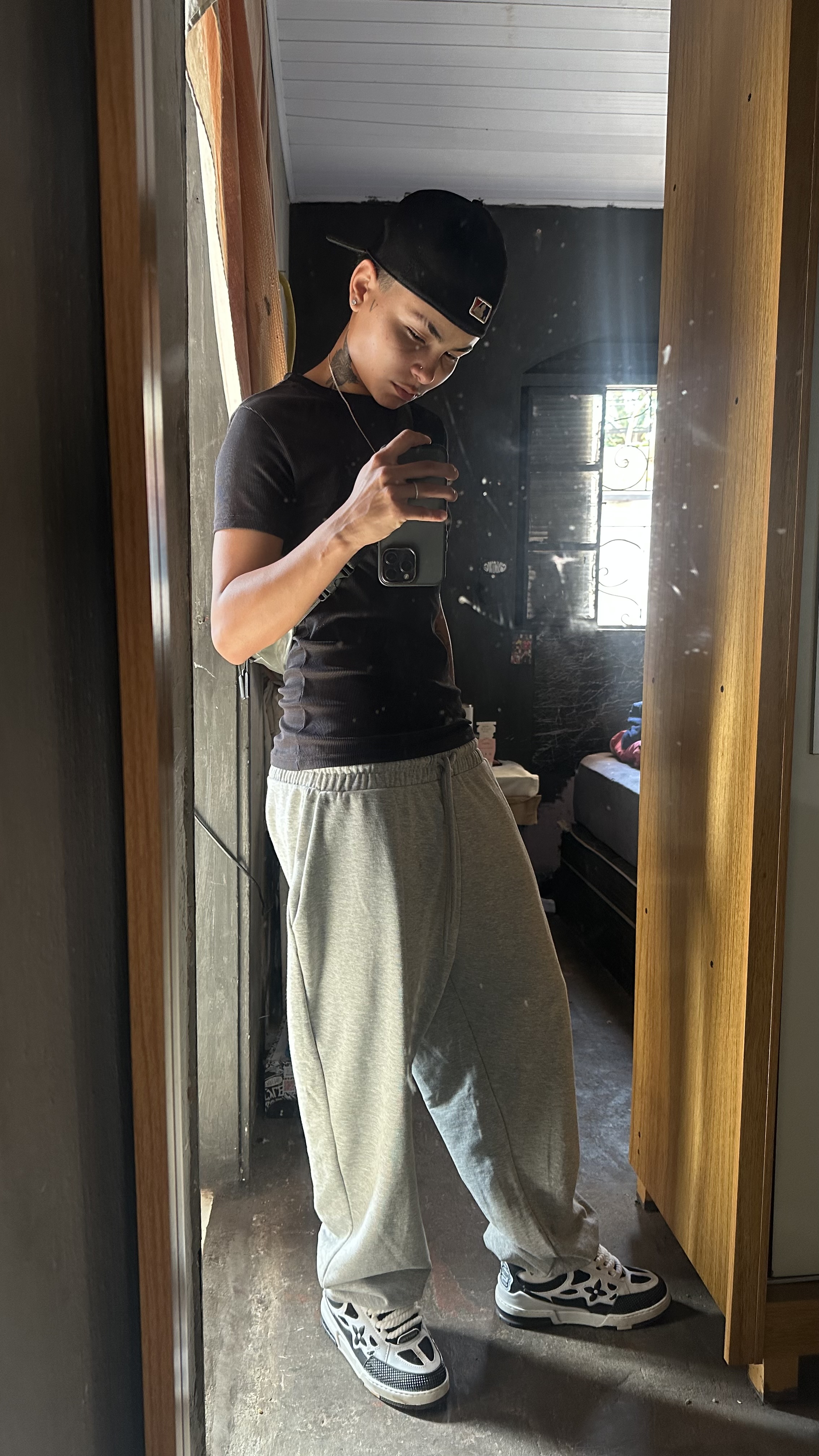 Por trás das roupas